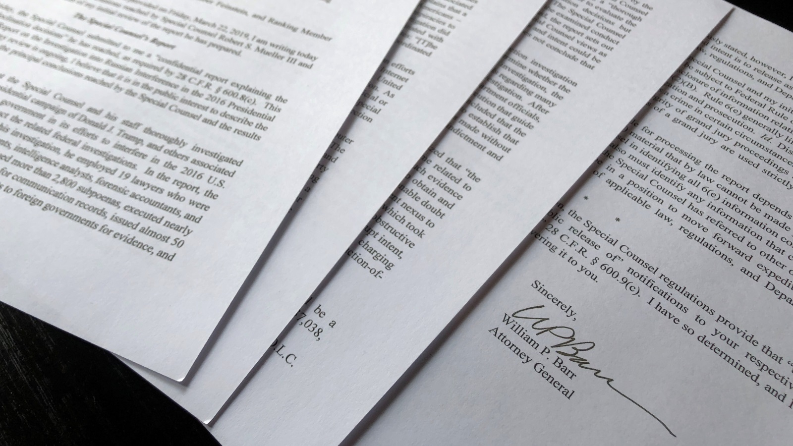 ‪توقيع بار مذيلا رسالة من أربع صفحات وجهها لقيادات بالكونغرس بشأن تقرير مولر‬ (رويترز)