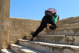 أحمد الجاسم/أثناء ذهابه إلى المدرسة زحفاً على يديه/سوريا/ادلب/ ريف جسر الشغور