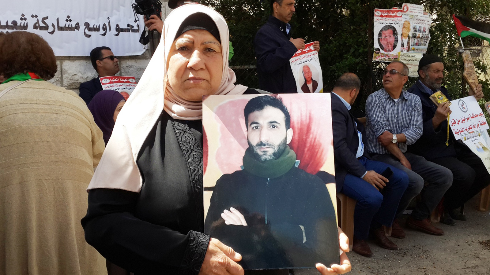 ‪والدة الأسير مجدي قبيسي تطالب بدعم شعبي لإضراب الأسرى‬ (الجزيرة)