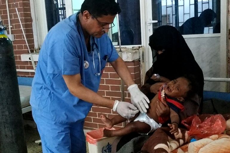 د. اسماعيل المنصوري اثناء علاجه احد الاطفال في مركز الكوليرا - بمستشفى السبعين- صنعاء