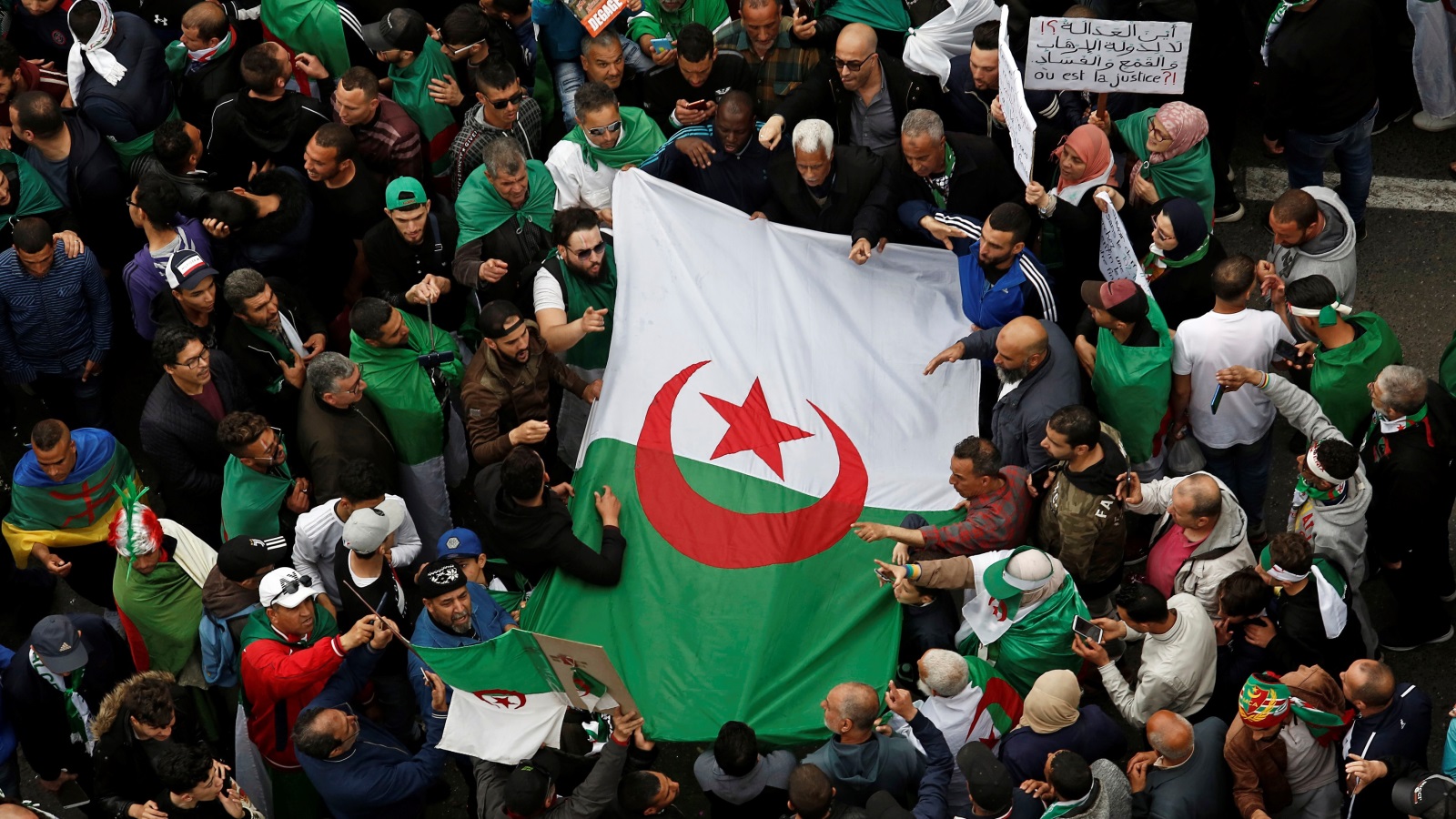 ‪المسيرات والمظاهرات الاحتجاجية في الجزائر بدأت في 22 فبراير/شباط الماضي‬ (رويترز)