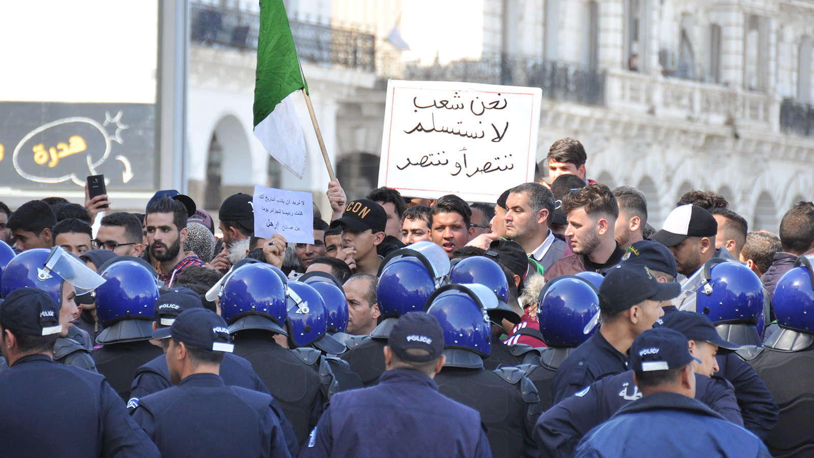 ‪المحتجون أكدوا إصرارهم على مواصلة الحراك حتى يتحقق مطلبهم في رحيل النظام‬ (الجزيرة)