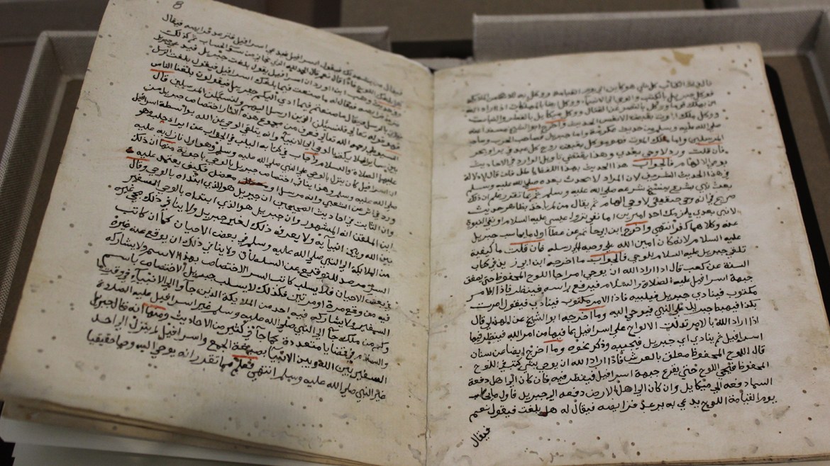 مخطوطات تاريخية يعرضها مركز ترميم المخطوطات في المسجد الأقصى بعد انتهاء فريق العمل من ترميمها