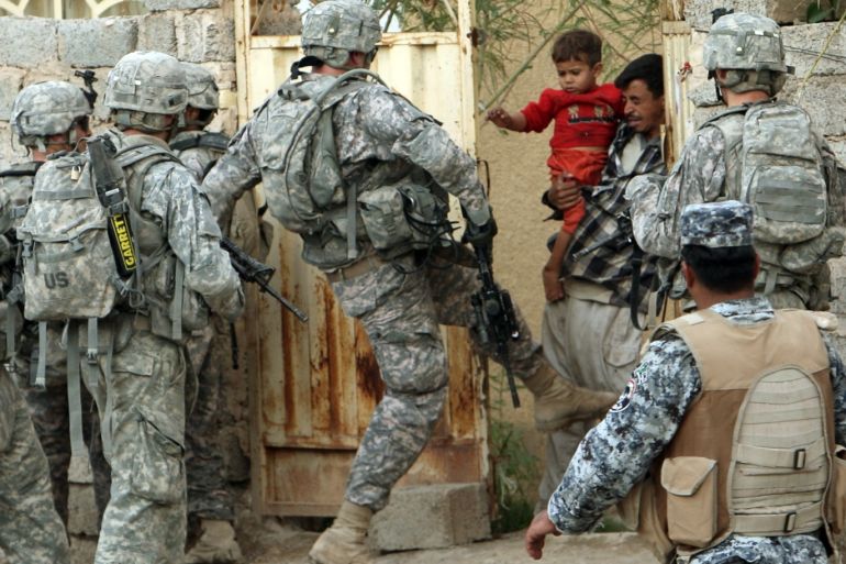 A U.S soldier kicks a gate during a mission in Baquba, in Diyala province, some 65 km (40 miles) northeast of Baghdad, November 4, 2008. REUTERS/Goran Tomasevic (IRAQ)