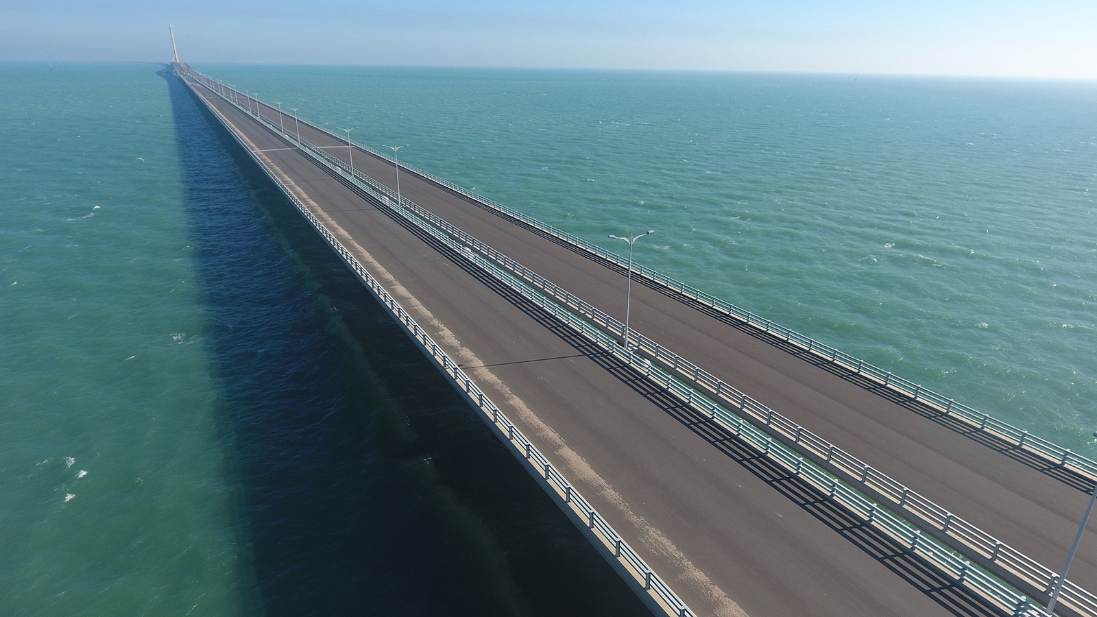 الطول الإجمالي للجسر يصل إلى 48 كيلومترا(الجزيرة نت)