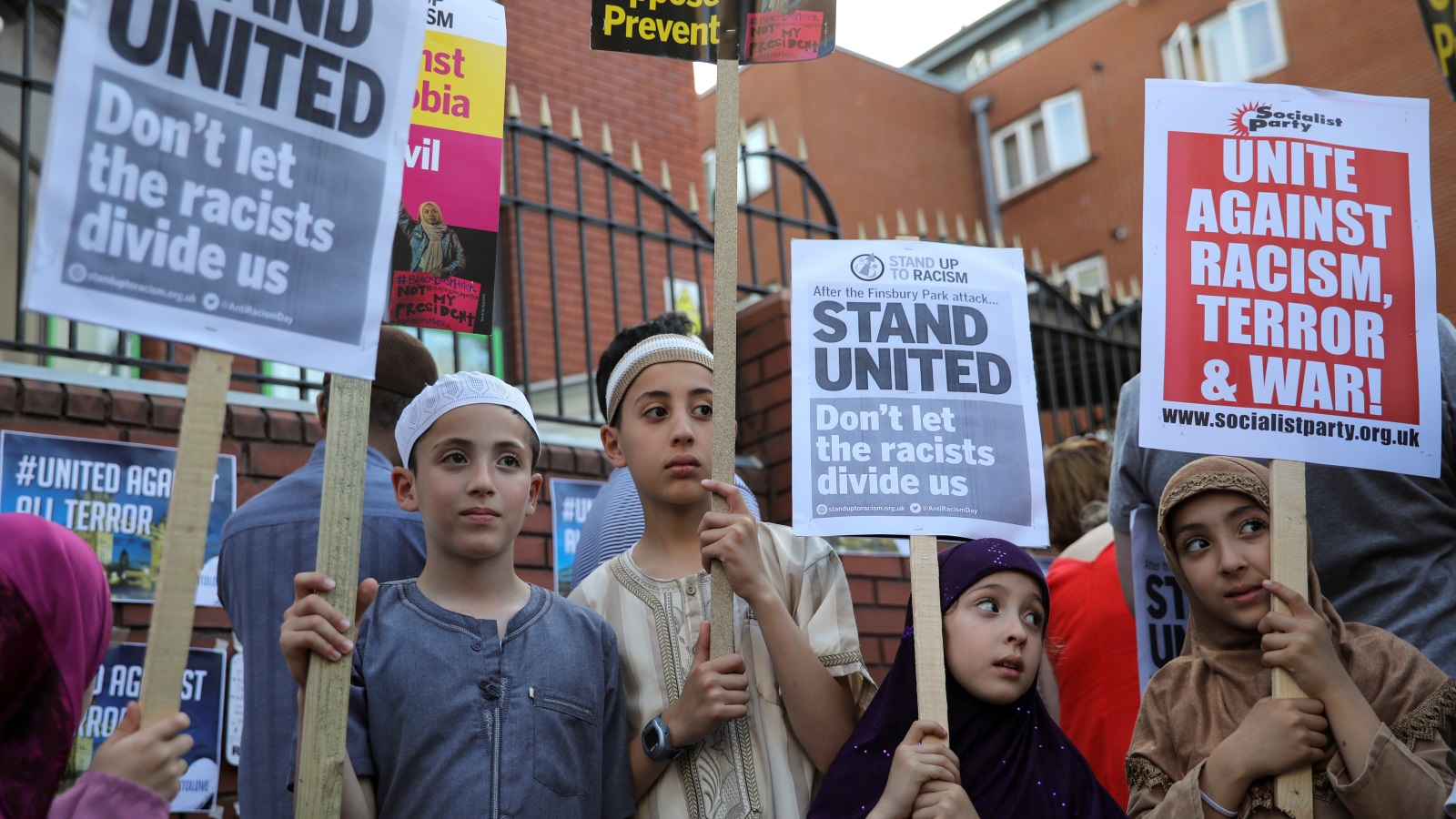 مسلمو بريطانيا تعرضوا لهجمات عنصرية متزايدة خاصة مع تصاعد خطاب اليمين المتطرف (رويترز)