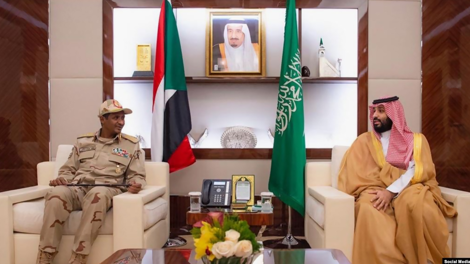 ‪ولي العهد السعودي التقى أمس نائب رئيس المجلس الانتقالي السوداني‬ (واس)