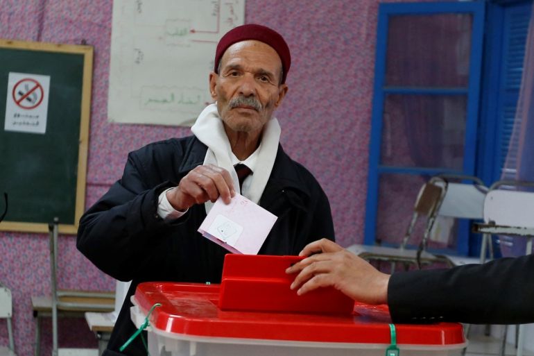 A man casts his vote for the municipal election in Tunis, Tunisia, May 6, 2018. REUTERS/Zoubeir Souissi