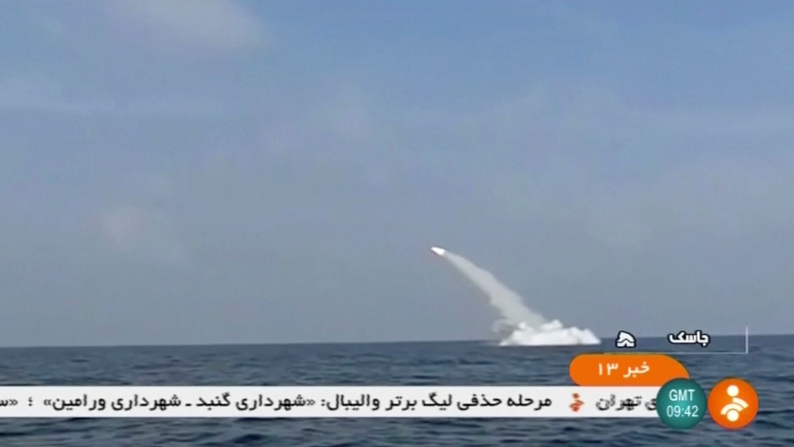 ‪صاروخ أطلق من غواصة إيرانية خلال اختبار في مضيق هرمز في فبراير/شباط الماضي‬ (رويترز)