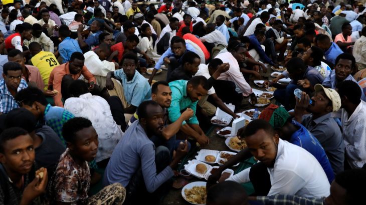 Sudanese protesters eat as they break their fast during the first day of the fasting month of Ramadan in front of the defense ministry compound in Khartoum, Sudan, May 6, 2019. REUTERS/Umit Bektas