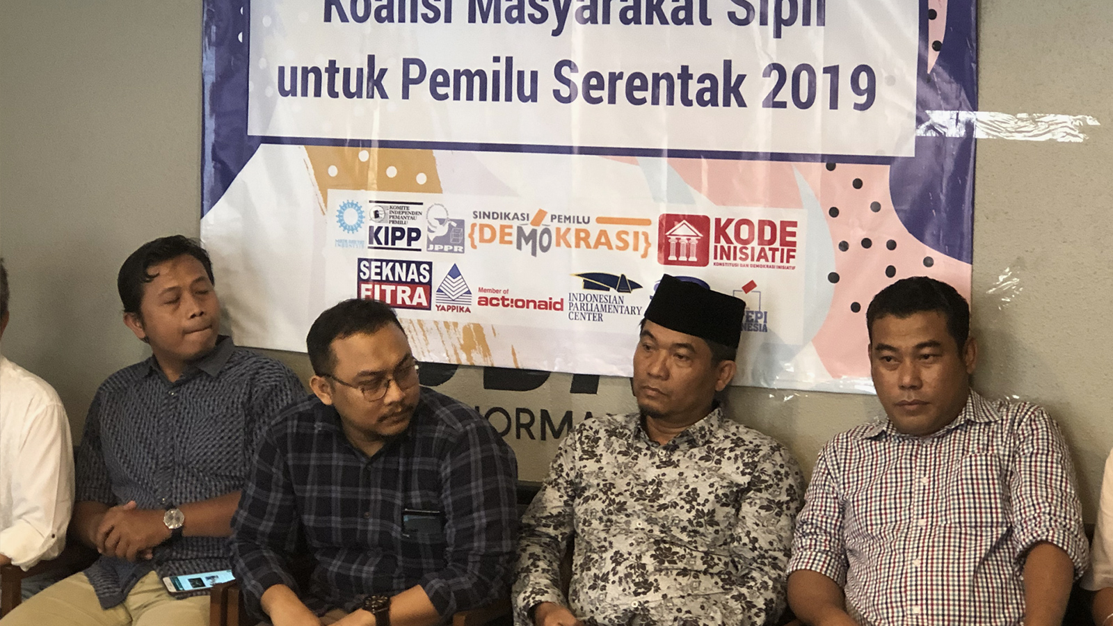 ‪ممثلون عن المجتمع المدني الإندونيسي وجهوا انتقادات شديدة للجنة الانتخابات واتهموها بالانحياز لصالح الرئيس جوكو‬ (الجزيرة)