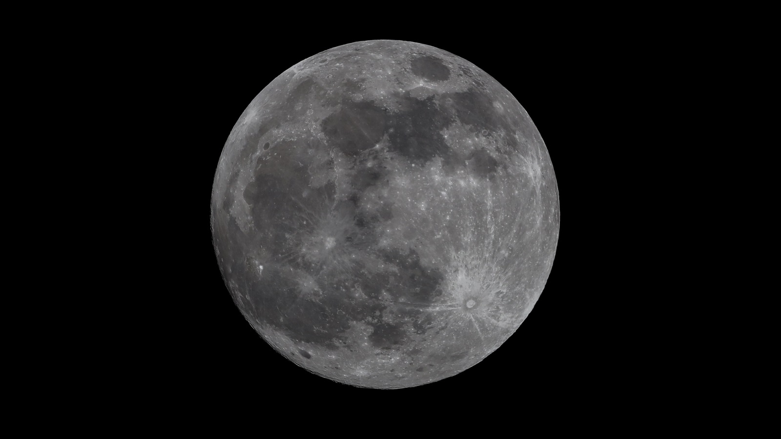 ‪تظهر الصور انهيارات أرضية في بقع تبدو ساطعة نسبيا مقارنة بسطح القمر الذي يبدو معتم اللون نتيجة تأثره بالأشعة الشمسية والفضائية‬ (غيتي)
