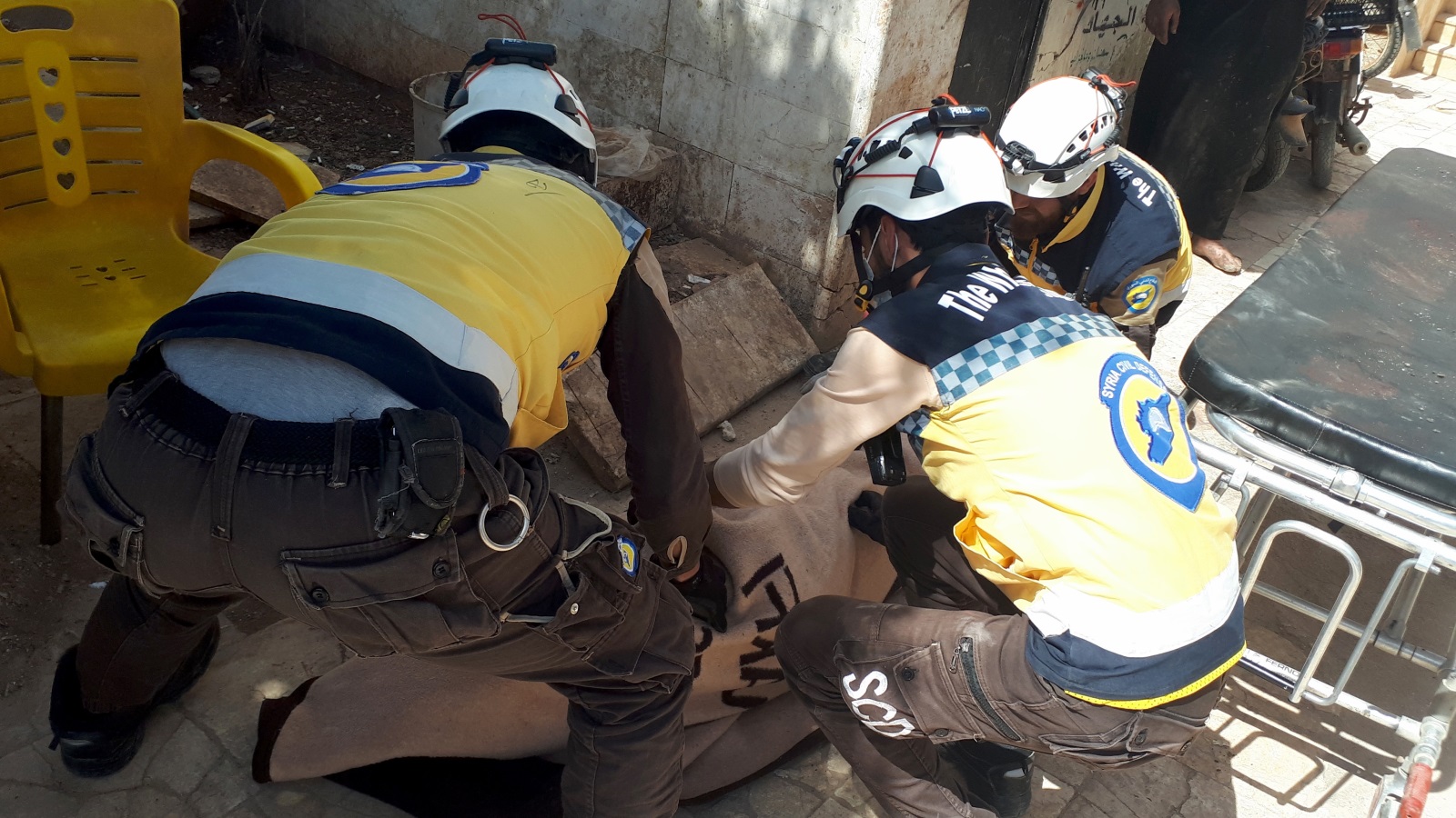 ‪انتشال الضحايا بعد غارة في ريف إدلب قبل أيام‬ (الأناضول)