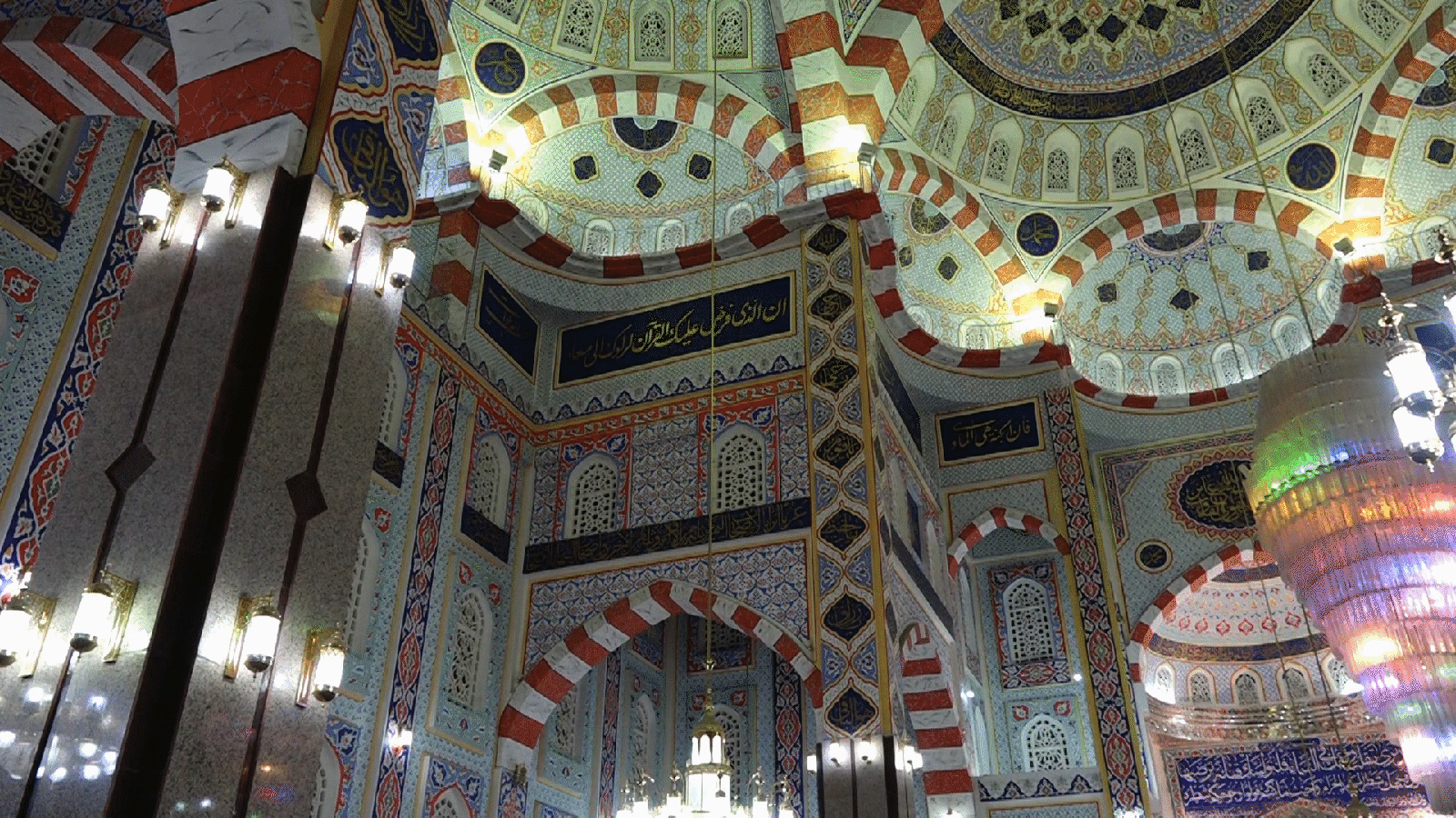 النقوش الإسلامية تزين جدران القاعة الرئيسية في جامع جليل الخياط (الجزيرة نت)