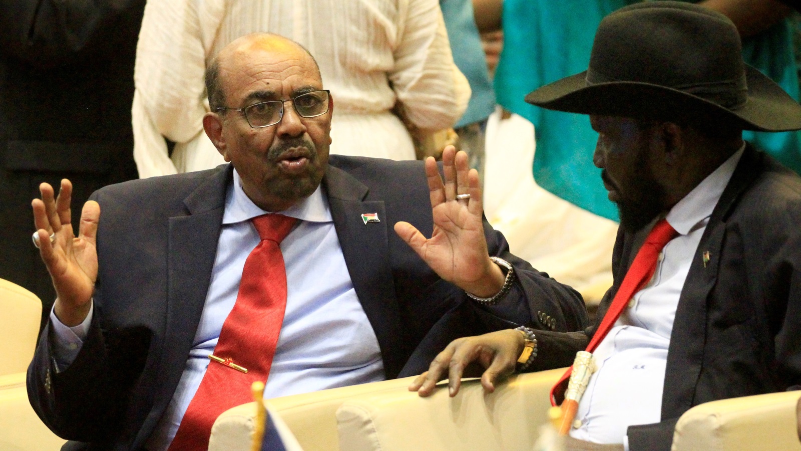 كان تحييد الصراعين الرئيسيين في السودان يرجع في جزء كبير منه إلى اتفاقات بين البشير نفسه ورئيس جنوب السودان سلفا كير، إضافة إلى التقارب مع الزعيم التشادي إدريس ديبي