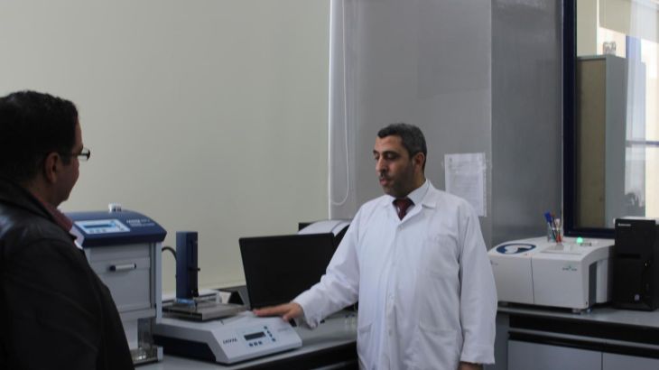 Said سعيد - الباحث مياس الريماوي في معمله بجامعة البترا - باحث أردني يطور أغذية بديلة للعقاقير