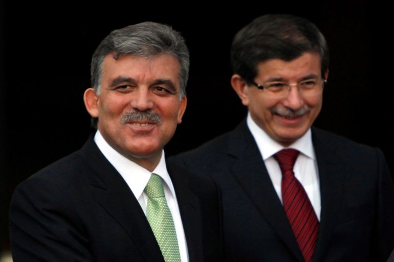 Turkey's President Abdullah Gul (L) accompanied by Turkish Foreign Minister Ahmet Davutoglu shakes hands with his Armenian counterpart Serzh Sarksyan (R) before their meeting in Bursa western Turkey October 14 2009. The presidents of Turkey and Armenia will together watch a World Cup soccer match on Wednesday to win over domestic opposition to reopen their border and restore ties poisoned by a century of hostility. REUTERS/Murad Sezer (TURKEY POLITICS)