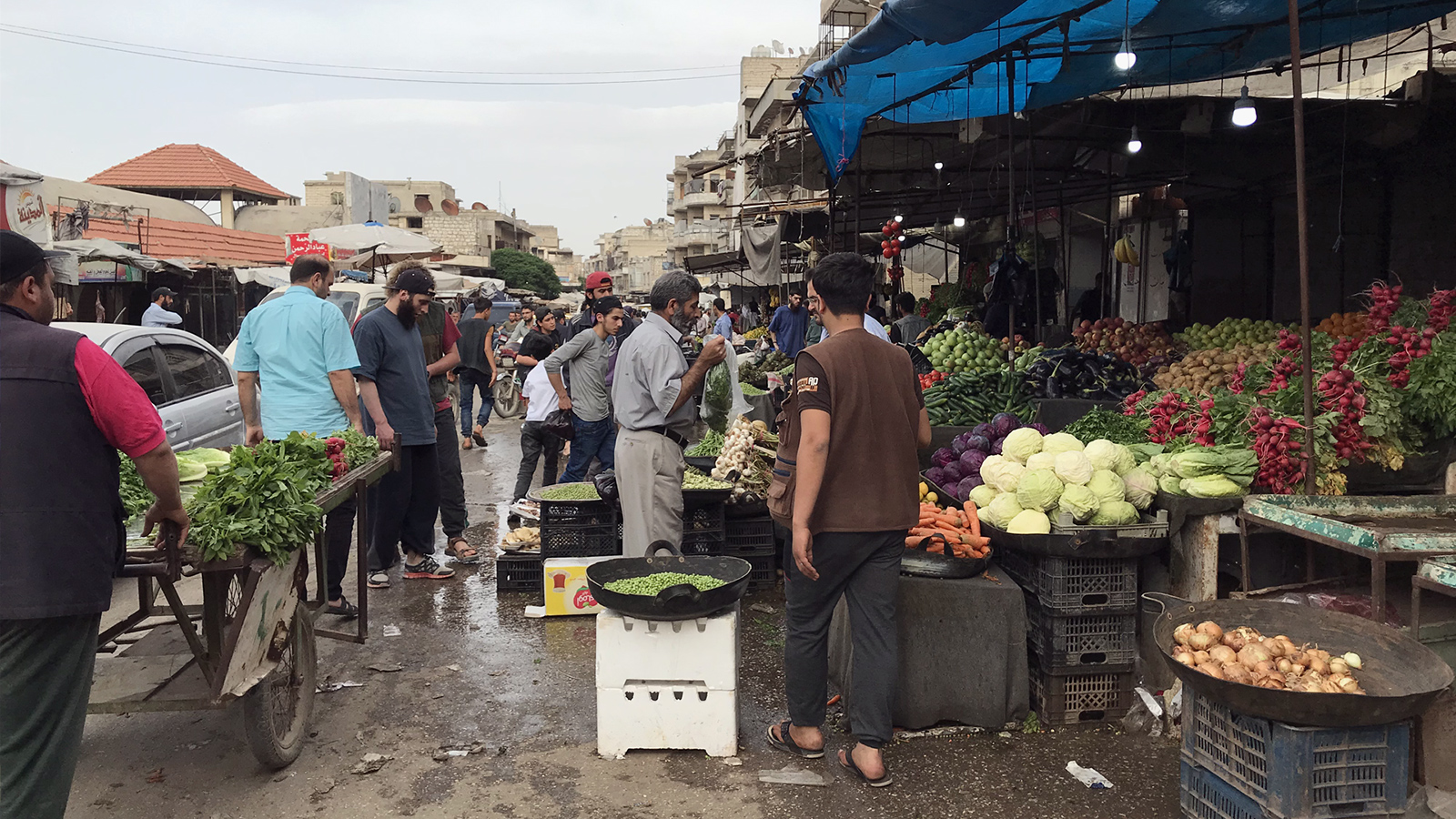 ‪شريحة كبيرة من سكان الشمال السوري تعمل على تأمين أمورها من خلال التقنين واتباع أنماط استهلاكية جديدة تناسب وضعها المادي‬ (الجزيرة)