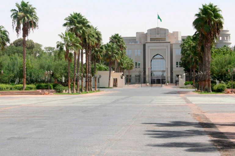 epa01434238 General view of the presidential palace in Nouakchott, Mautitania, on 07 August 2008, after the previous day's military coup. A military junta seized power in Mauritania on 06 August following the arrests of the President and Prime Minister, the local news agency ANI reported. A 'state council' under the leadership of presidential guard commander Mohammed Ould Abdel Aziz had taken power, according to a declaration which was read out on television. EPA/AHMED EL HAJJ