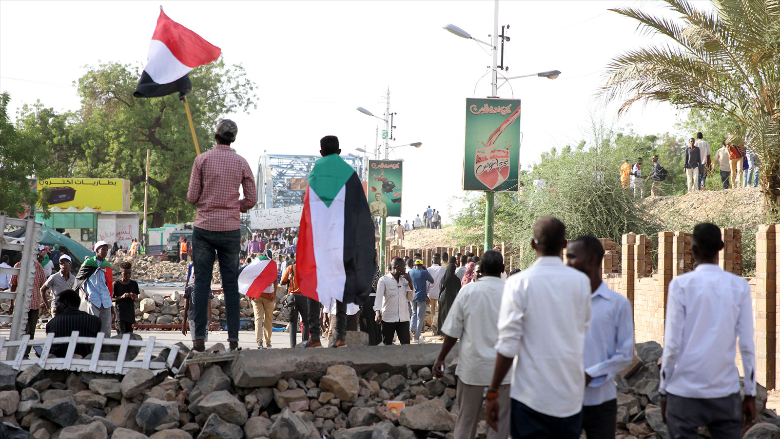 ‪متاريس وتفتيش على مداخل الميدان أمام قيادة الجيش السوداني لحماية الاعتصام‬ (الجزيرة)