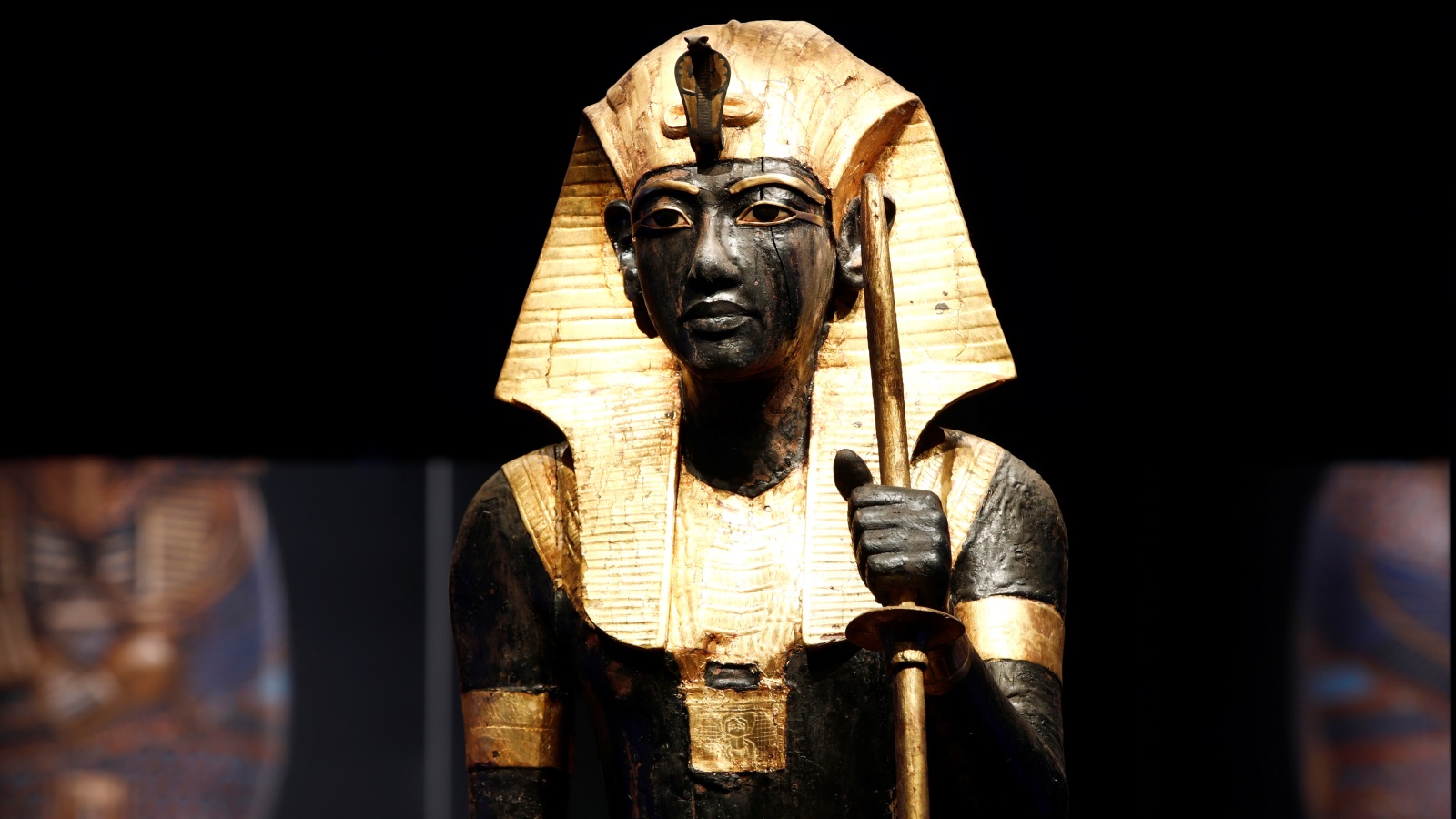 يعود استخدام الزجاج الأصفر بالزخرفة إلى عهد الفرعون توت عنخ آمون (رويترز)
