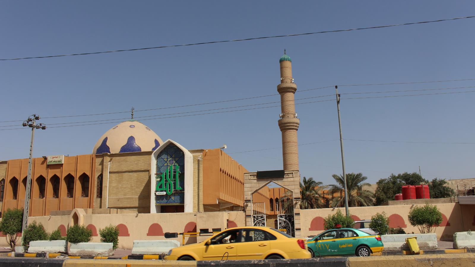 ‪جامع البصرة الكبير يتسع لأكثر من ألفي مصل‬ (الجزيرة)