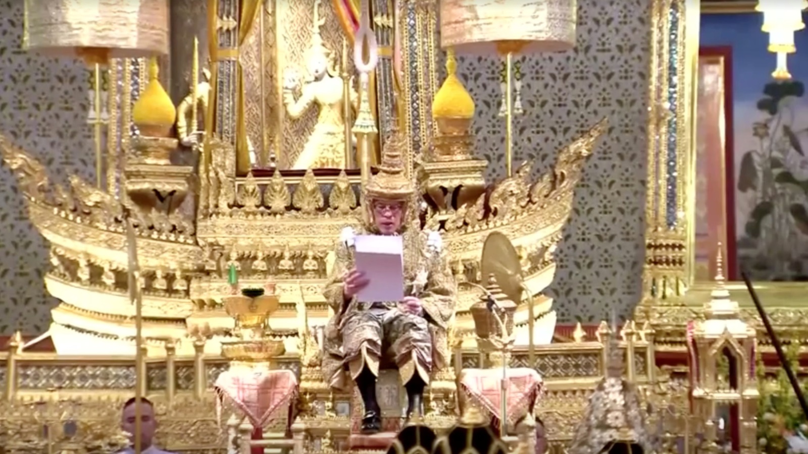 ‪الملك ارتدى تاجا يزن نحو 7.3 كلغ من الذهب المرصع بالألماس‬  (رويترز)