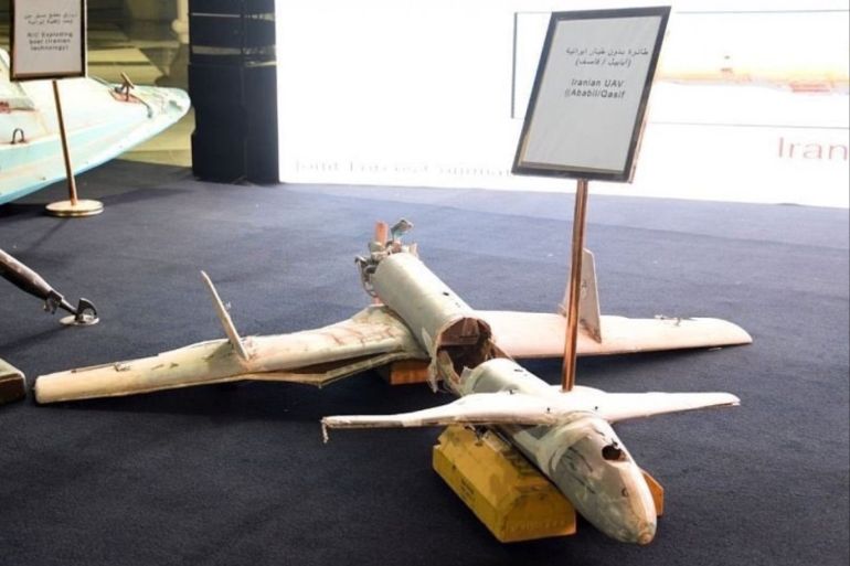 طائرة مسيرة في معرض سعودي للمعدات والأسلحة التي استخدمها الحوثيون في هجمات على المملكة