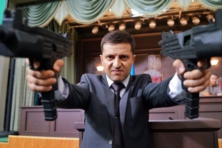 صورة من فيلم خادم الشعب يطلق فيها زيلينسكي النار على جميع نواب البرلمان - الصورة من موقعه ووسائل الإعلام تنقلها دون حرج