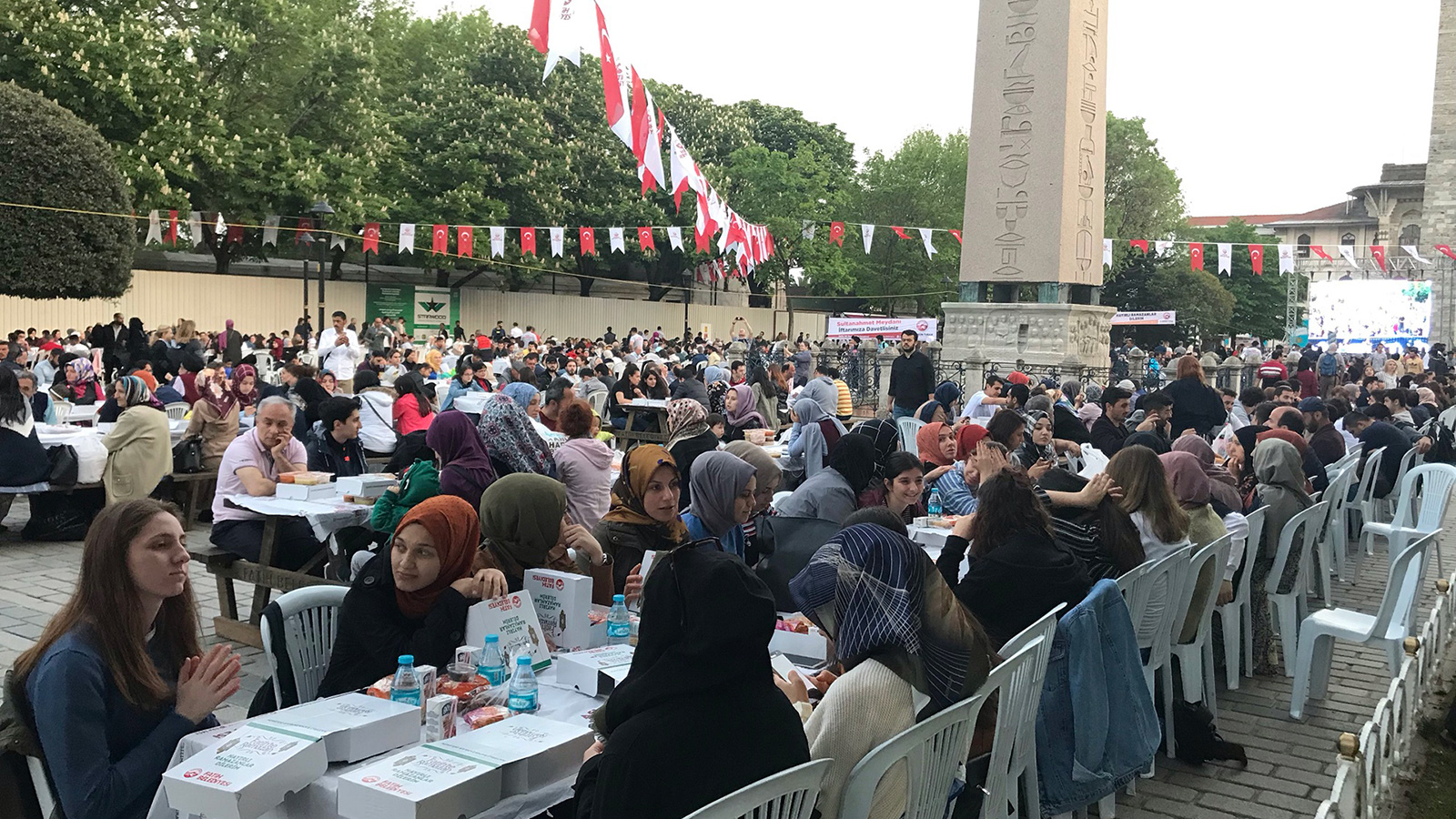 ‪الطقس المعتدل بمدينة إسطنبول في أول أيام الشهر الفضيل جذب المشاركين إلى مائدة السلطان أحمد‬ (الجزيرة)