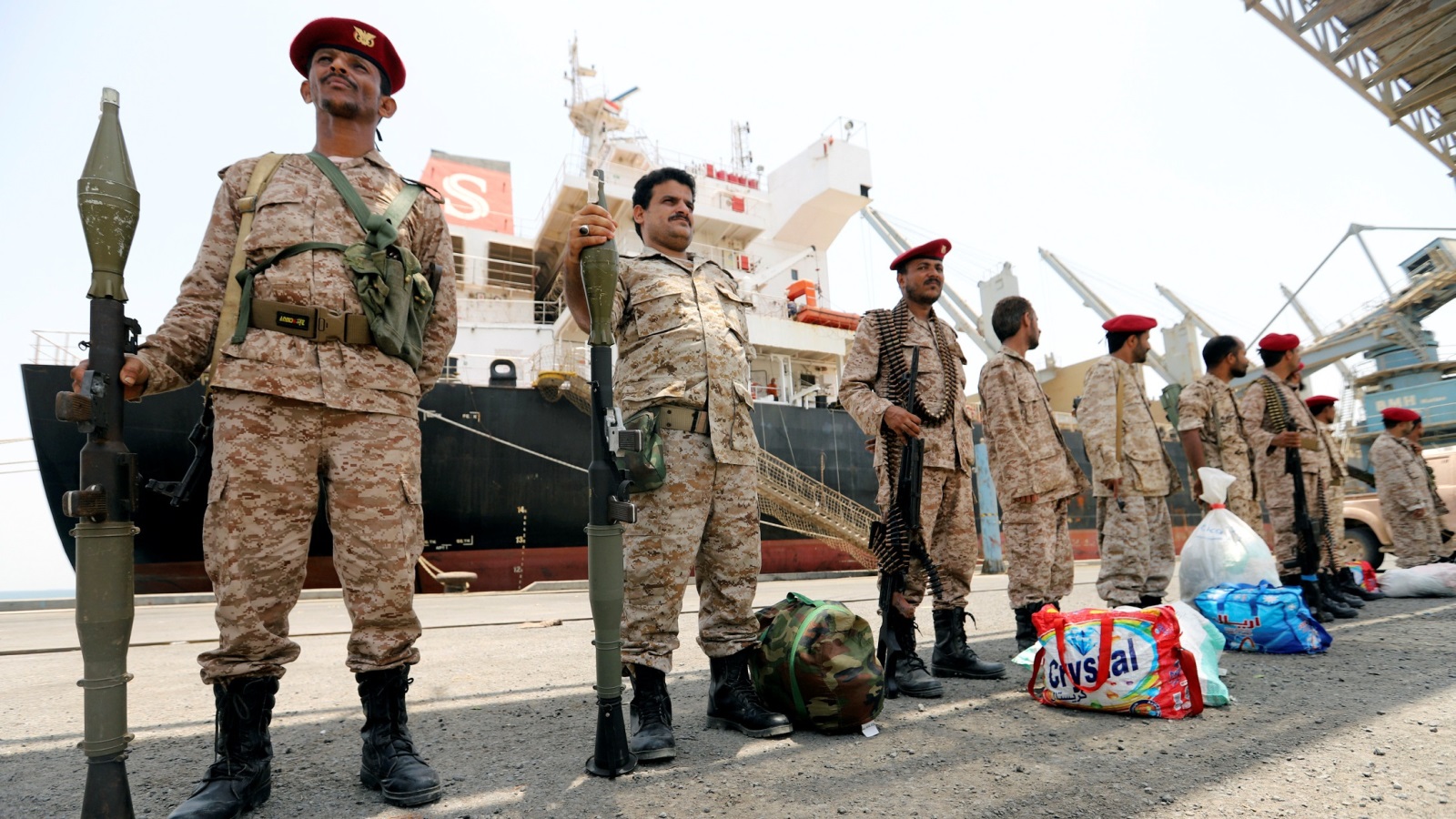 ‪الحوثيون إبان انسحابهم من ميناء الصليف قبل يومين‬ (رويترز)