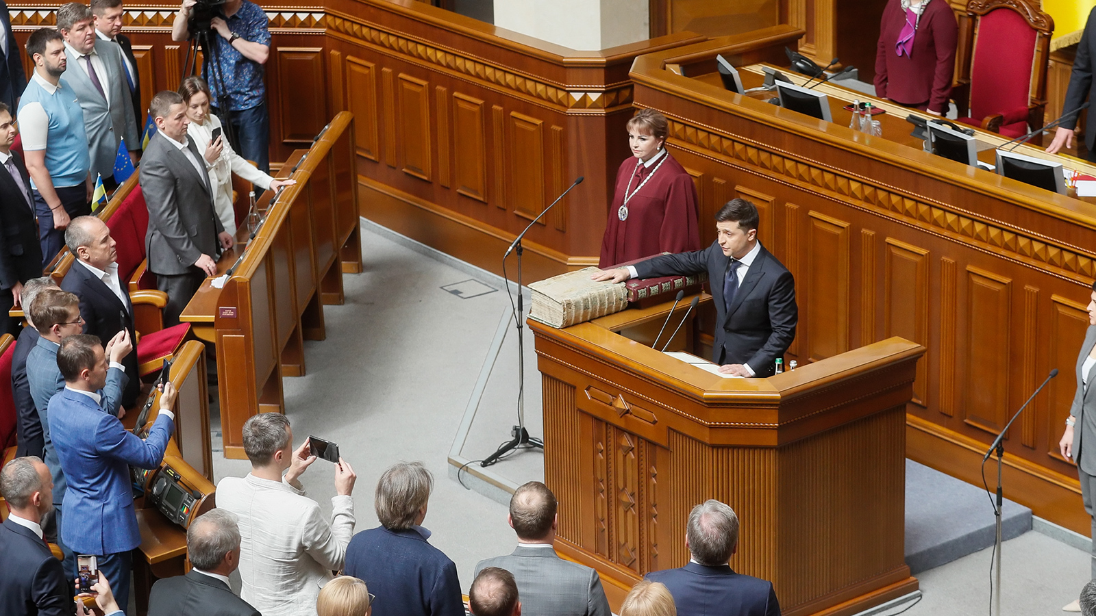  زيلينسكي بدأ مسلسل أزماته الداخلية سريعا بعد توليه الحكم في أوكرانيا (الأوروبية)