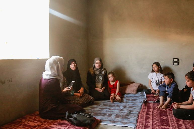 الصورة رقم 3/5/7/ سوريا/ إدلب/ مدينة سرمدا/ فيروز القاسم مع بناتها وزوجات أبنائها وأحفادها في منزلهم الجديد