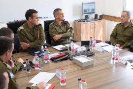 رئيس أركان الجيش الإسرائيلي، أفيف كوخافي، مع قائد لواء الجنوب هرتسي هليفي، وقائد "فرقة غزة"، إلعيزر تولدانو، خلال تقييم الأوضاع على جبهة غزة