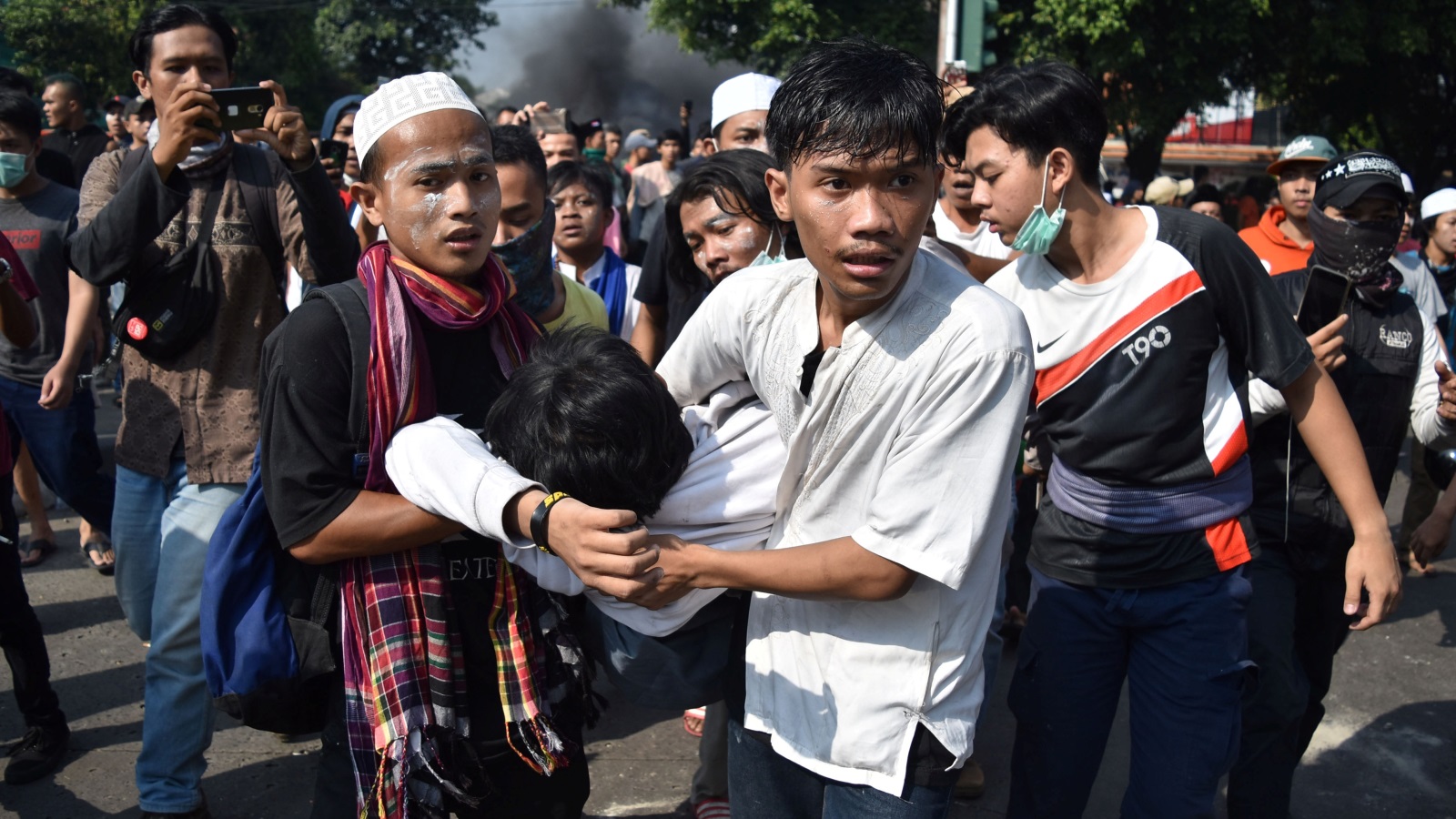 سقوط قتلى وجرحى في اشتباكات المحتجين مع الشرطة زاد أجواء التوتر السياسي في إندونيسيا (رويترز)