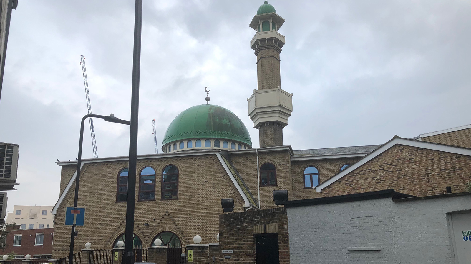 أحد المساجد التي يتوجه لها الصائمون في بريطانيا لتناول الإفطار الجماعيالجزيرة)