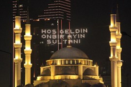 المحيا معلقة بين مئذنتي مسجد كوجاتبه (أكبر مساجد العاصمة أنقرة).