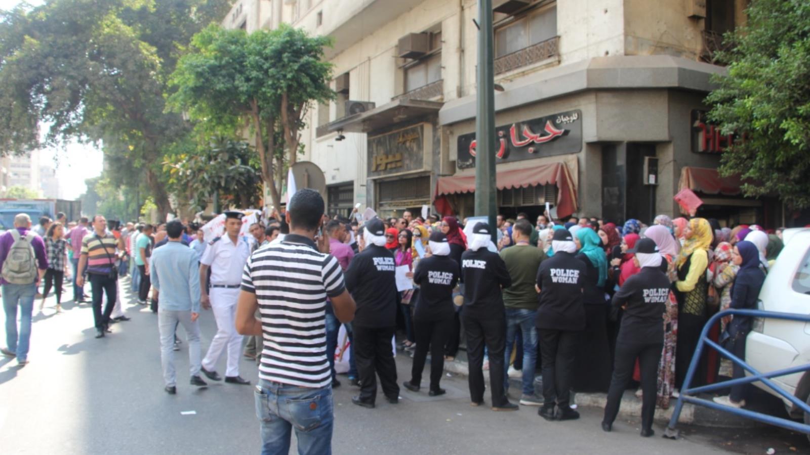 ‪تراجعت احتجاجات العمال والموظفين على ظروف العمل نتيجة الإجراءات القمعية‬ (الجزيرة)