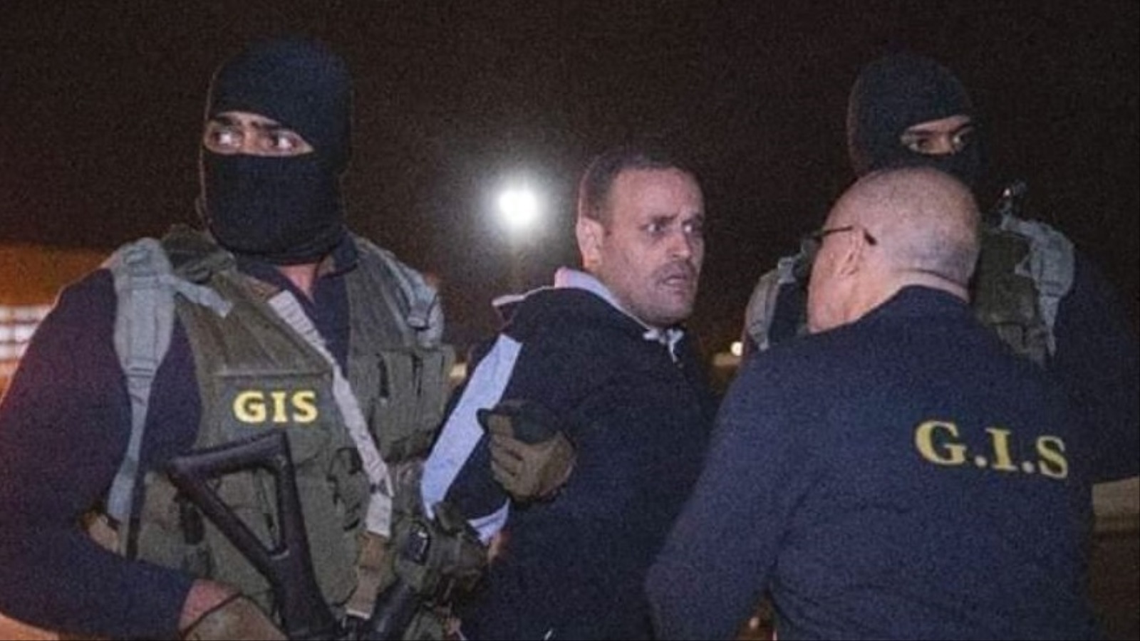 ‪هشام عشماوي لحظة وصوله مطار القاهرة بعد أن تسلمته مصر من قوات حفتر في ليبيا‬  (مواقع التواصل)