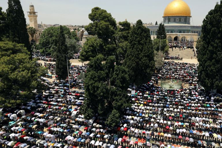 Palestinian men pray in front of the Dome of the Rock in the compound known to Muslims as Noble Sanctuary and to Jews as Temple Mount in Jerusalem's Old City, on the last Friday of the holy month of Ramadan May 31, 2019. REUTERS/Ammar Awad
