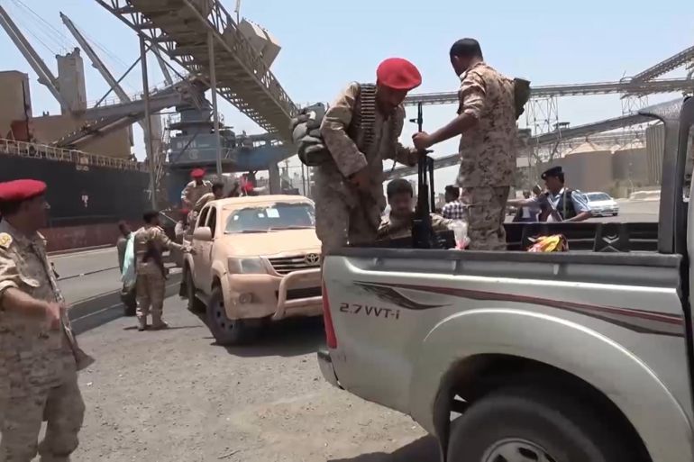 الحوثيون ينسحبون من موانئ الحديدة والحكومة تعتبره مسرحية مضللة