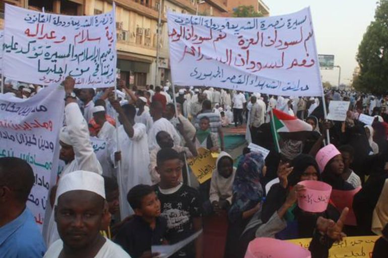 مسيرة لتيار نصرة الشريعة ودولة القانون في السودان