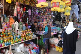 مظاهر الزينة الخاصة بشهر رمضان ظاهرة في سوق الزاوية أقدم الأسواق التاريخية في غزة