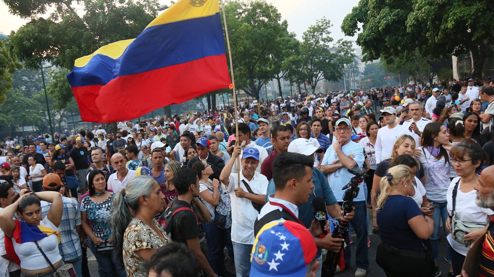 أنصار المعارضة نزلوا للشارع أمس الثلاثاء تأييدا للمحاولة الانقلابية ضد مادورو (غيتي)