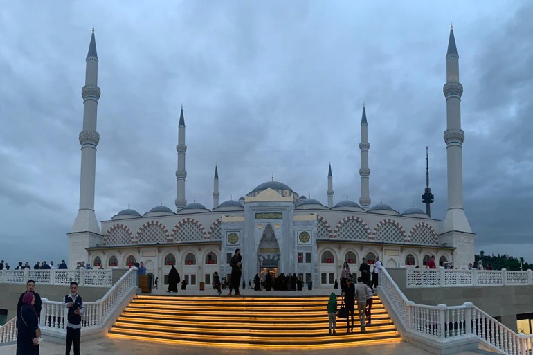 جامع اتشاملجا أكبر مساجد أوروبا فتح أبوابه للزائين قبيل رمضان (صورة خاصة).