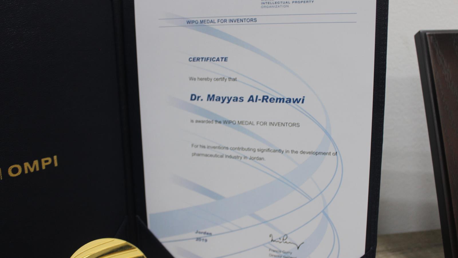 ‪جائزة الويبو التي حصل عليها الباحث مياس الريماوي‬ (الجزيرة)