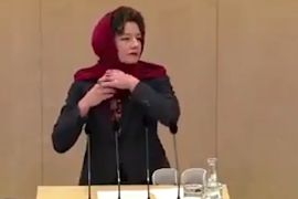 نائبة نمساوية تحتج على إقرار البرلمان حظر الحجاب بالمدارس
