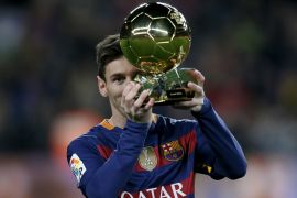 Football Soccer - Barcelona v Athletic Bilbao - Spanish Liga - Camp Nou stadium, Barcelona - 17/1/16Barcelona's Lionel Messi shows to the crowd the FIFA Ballon d'Or 2015 trophy before their Spanish League soccer match against Athletic Bilbao. REUTERS/Albert Gea