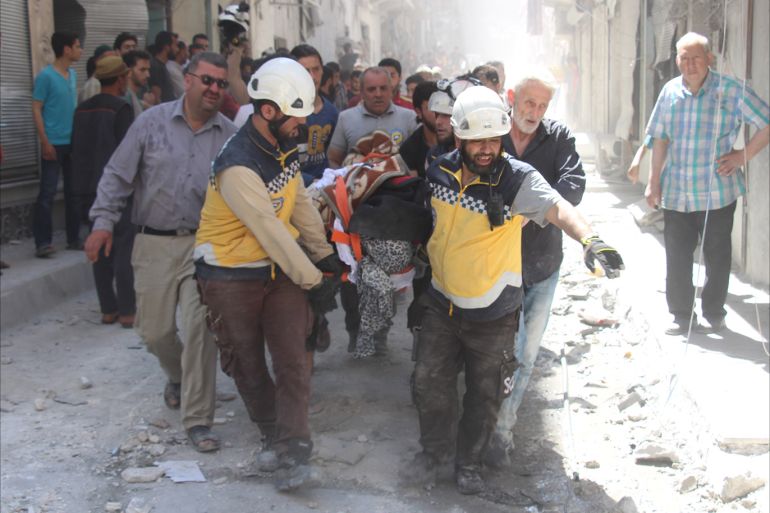 إجلاء جثث القتلى من تحت الأنقاض في مدينة أريحا بريف إدلب (الجزيرة نت )