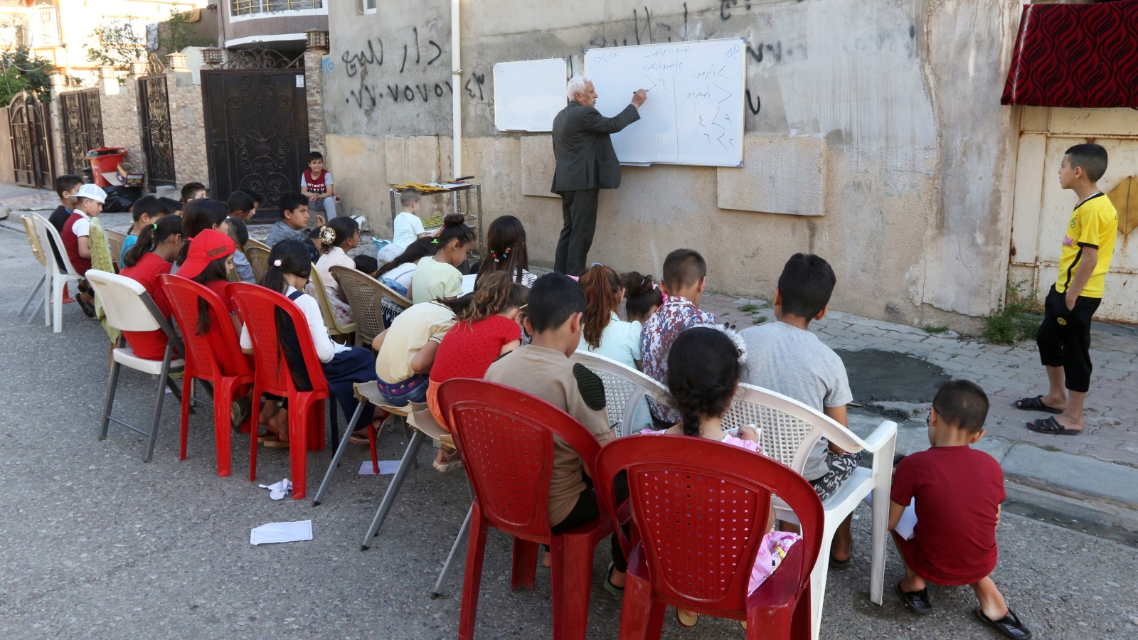 المدرس العراقي لم يرقه لعب الطلاب في الشارع أو إدمان ألعاب الحاسوب(رويترز)
